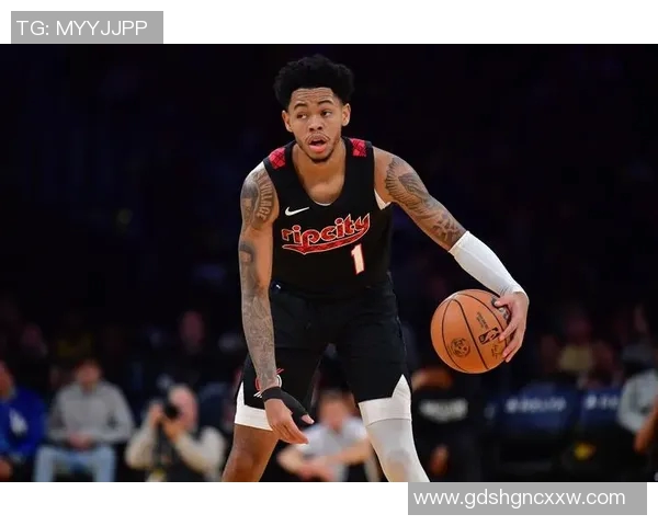 开拓者更衣室温情一幕：全队赛后拥抱西蒙斯欢庆胜利